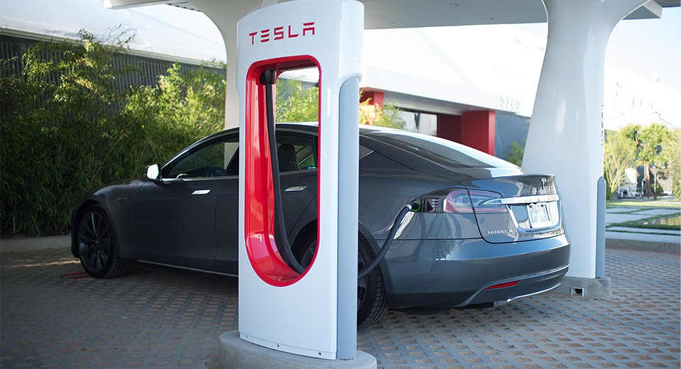 tesla supercharger spoplatnene nabijanie