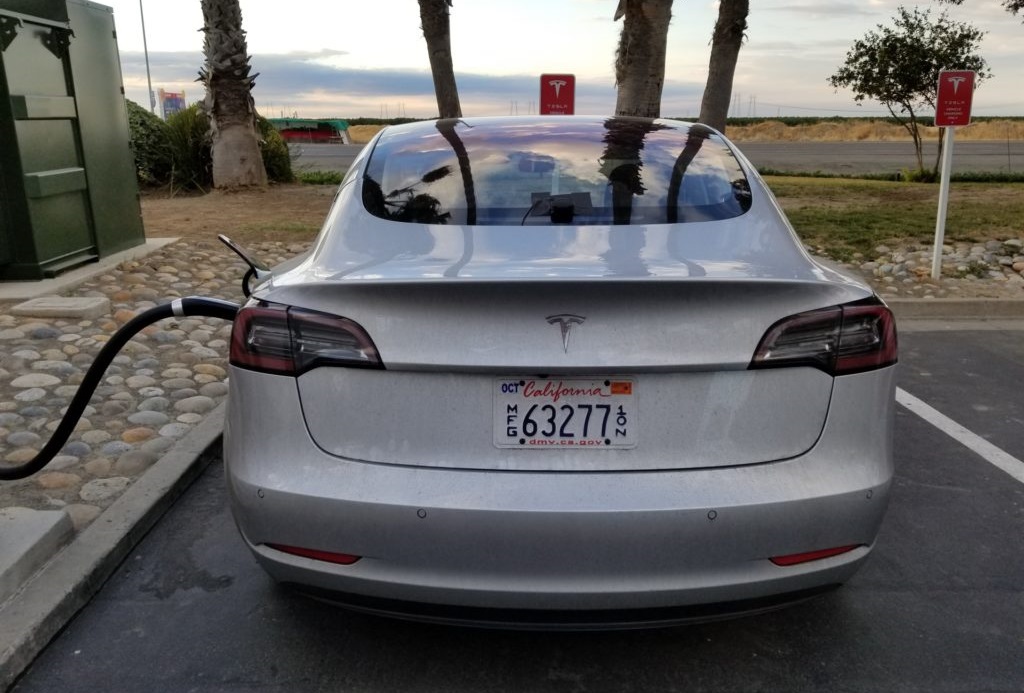 tesla model 3 palubna nabijacka