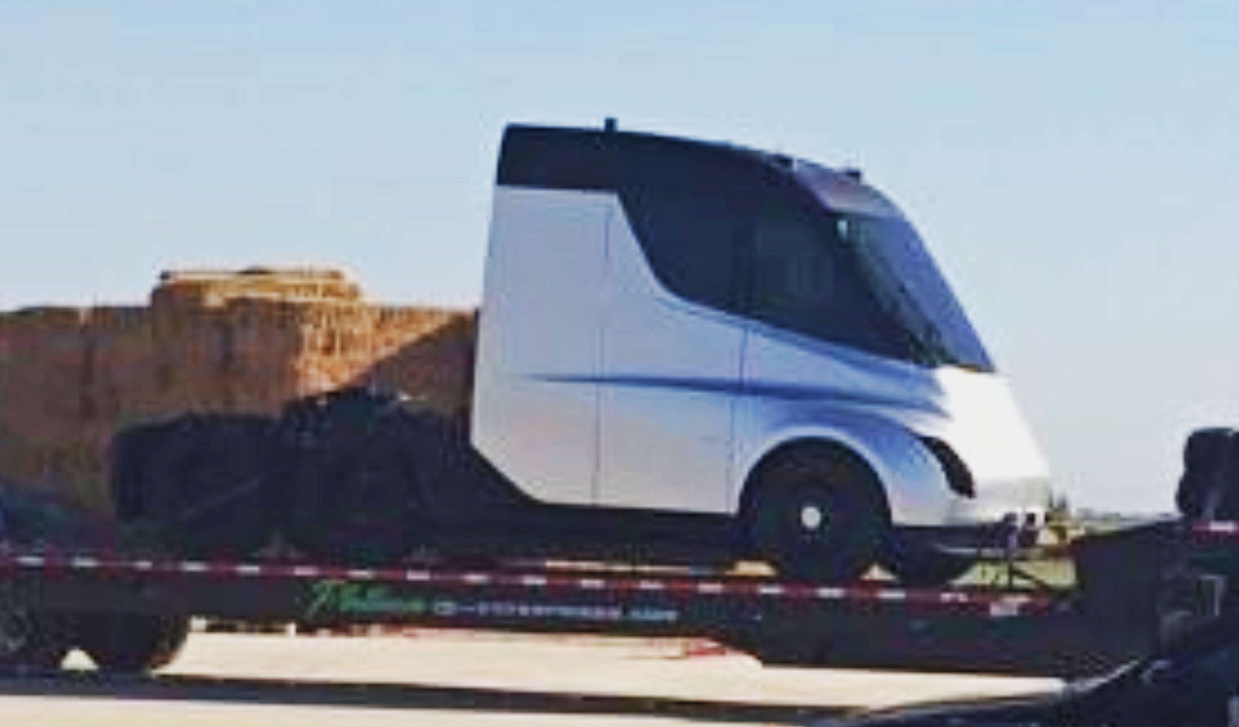 tesla semi spionazna fotografia