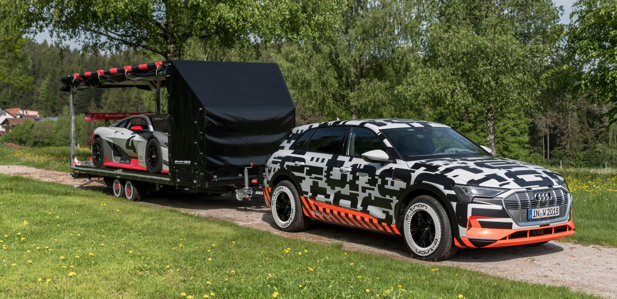 Audi opäť ukazuje svoje maskované etron quattro. V traileri na športiak