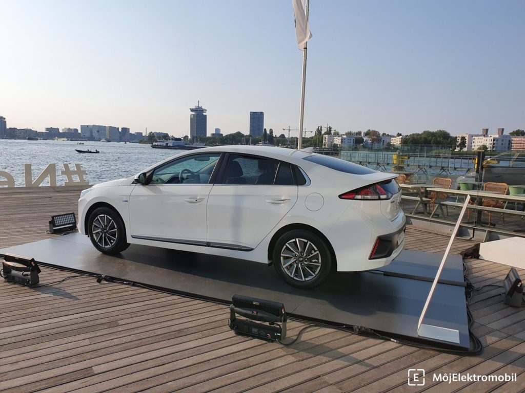 Hyundai IONIQ 2019 zboku