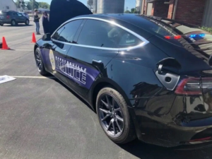 tesla model 3 policia nabijanie