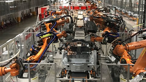 Výrobná linka pre elektrické vozidlá v závode Volkswagen v Zwickau v Nemecku