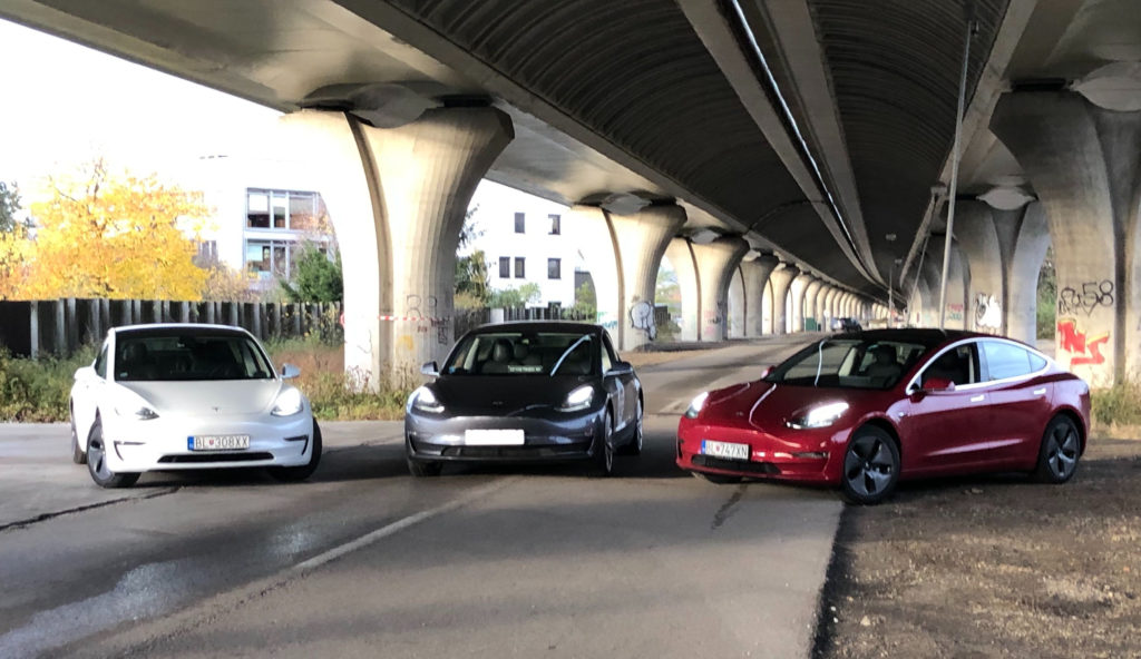 Tesla Model 3 biela šedá červená