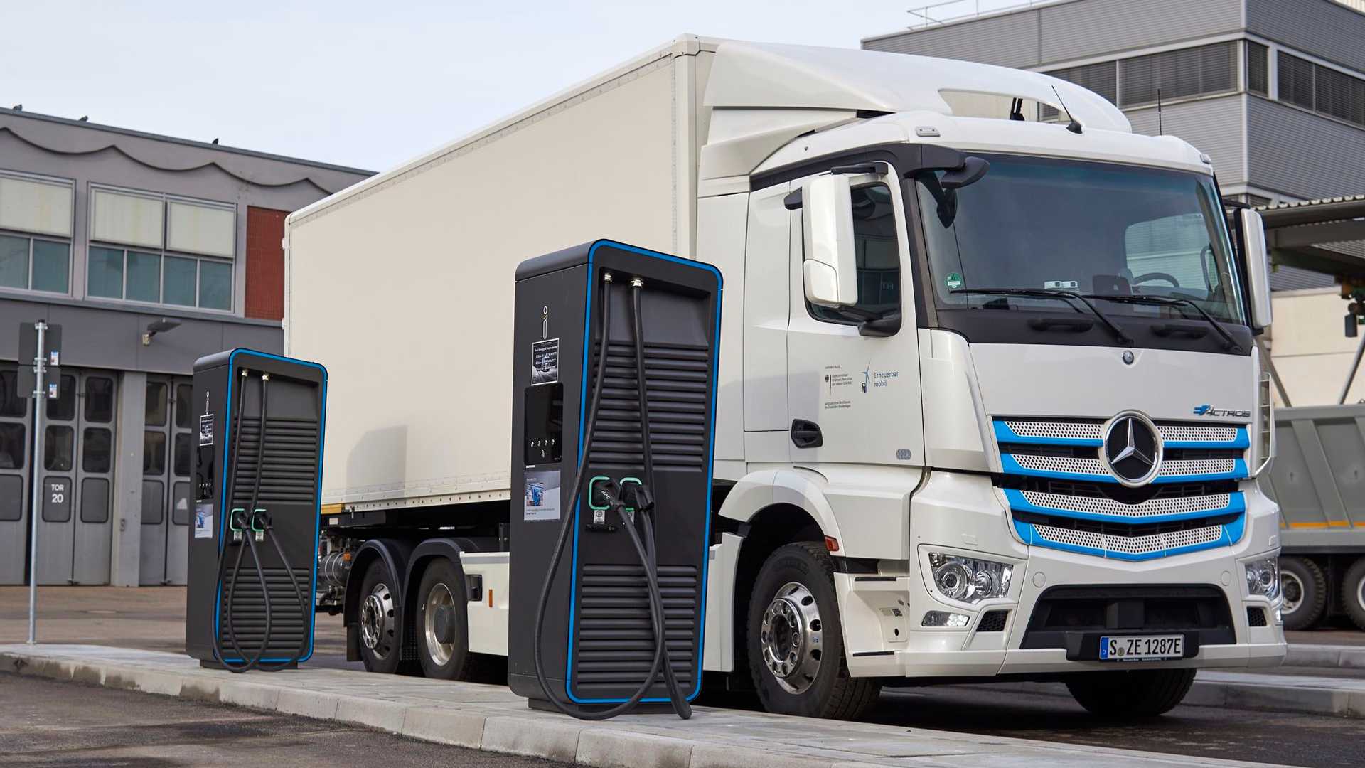 Elektrický ťahač Daimler eActros na 300 kW nabíjacej stanici