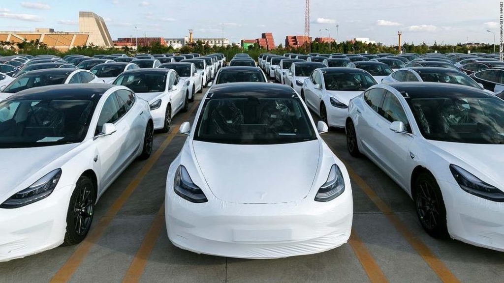 Tesla Model 3 na parkovisku kontrola kvality