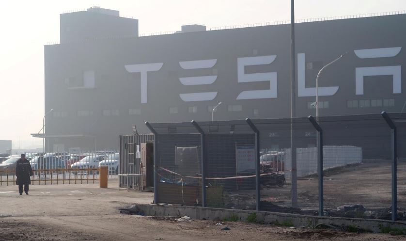 Fabrika na výrobu elektromobilov TeslaGiga Šanghaj (Foto: Reuters)