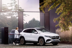 Mercedes-Benz EQ, EQA 250, AMG Line, mountaingrau magno, Studioaufnahme /