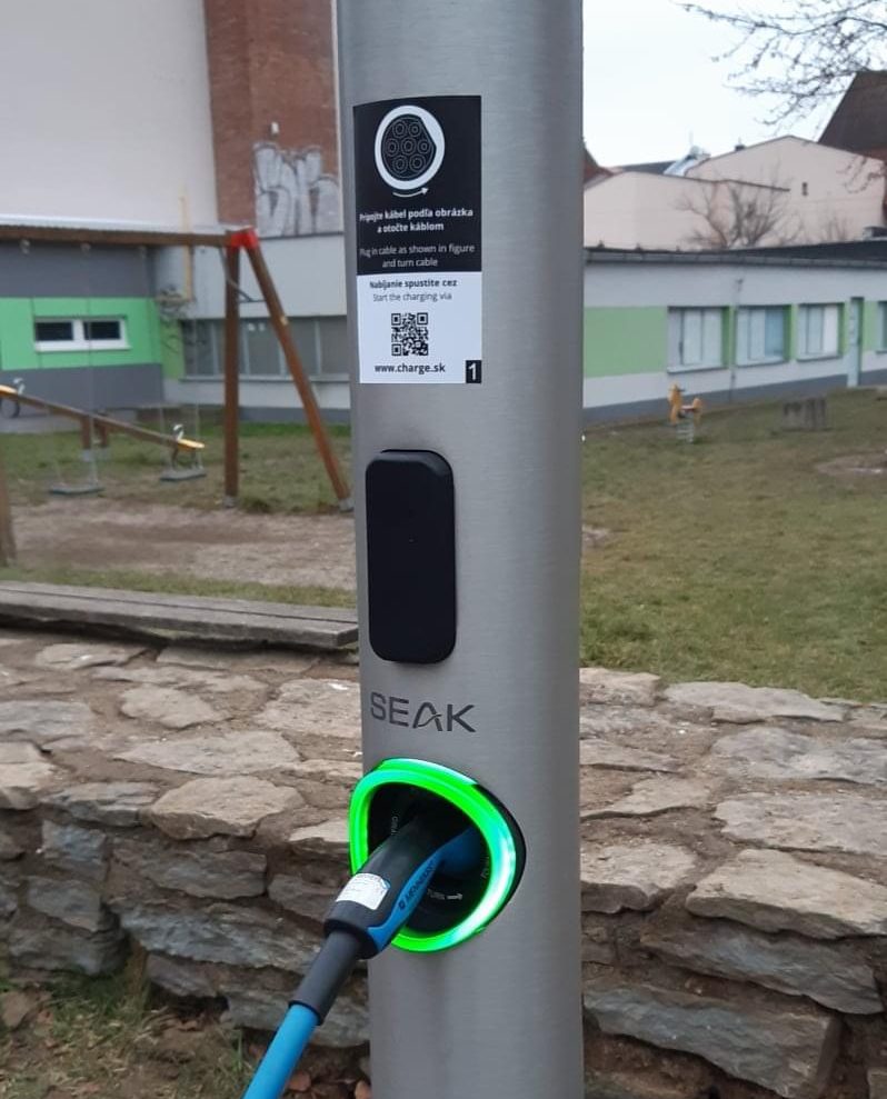 Nabíjanie elektromobilov zo stĺpov verejného osvetlenia Sabinov (Foto: FB/Marek Hrabčák - poslanec)