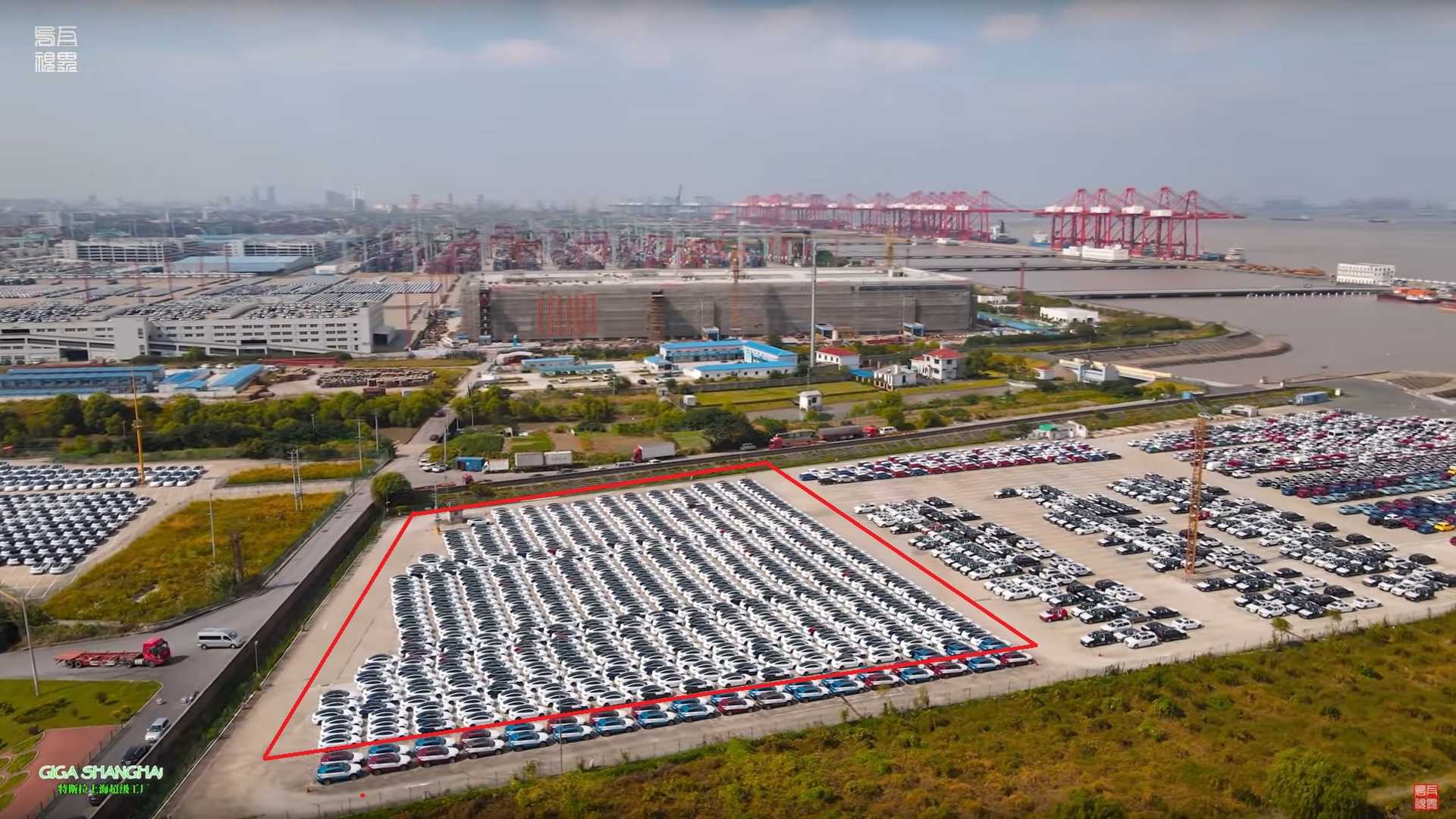Tesly Model 3 v prístave Šanghaj - export pre Európu (Foto: Youtube/WU WA)