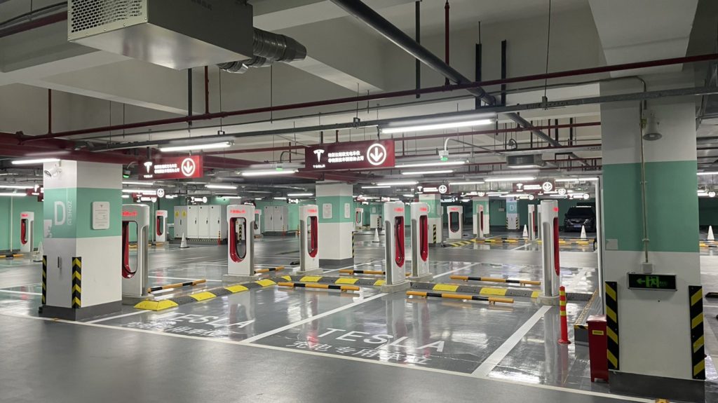 Najväčšia stanica Supercharger na svete so 72 stojanmi V3 v Šanghaji (Foto: Twitter/@JayinShanghai)