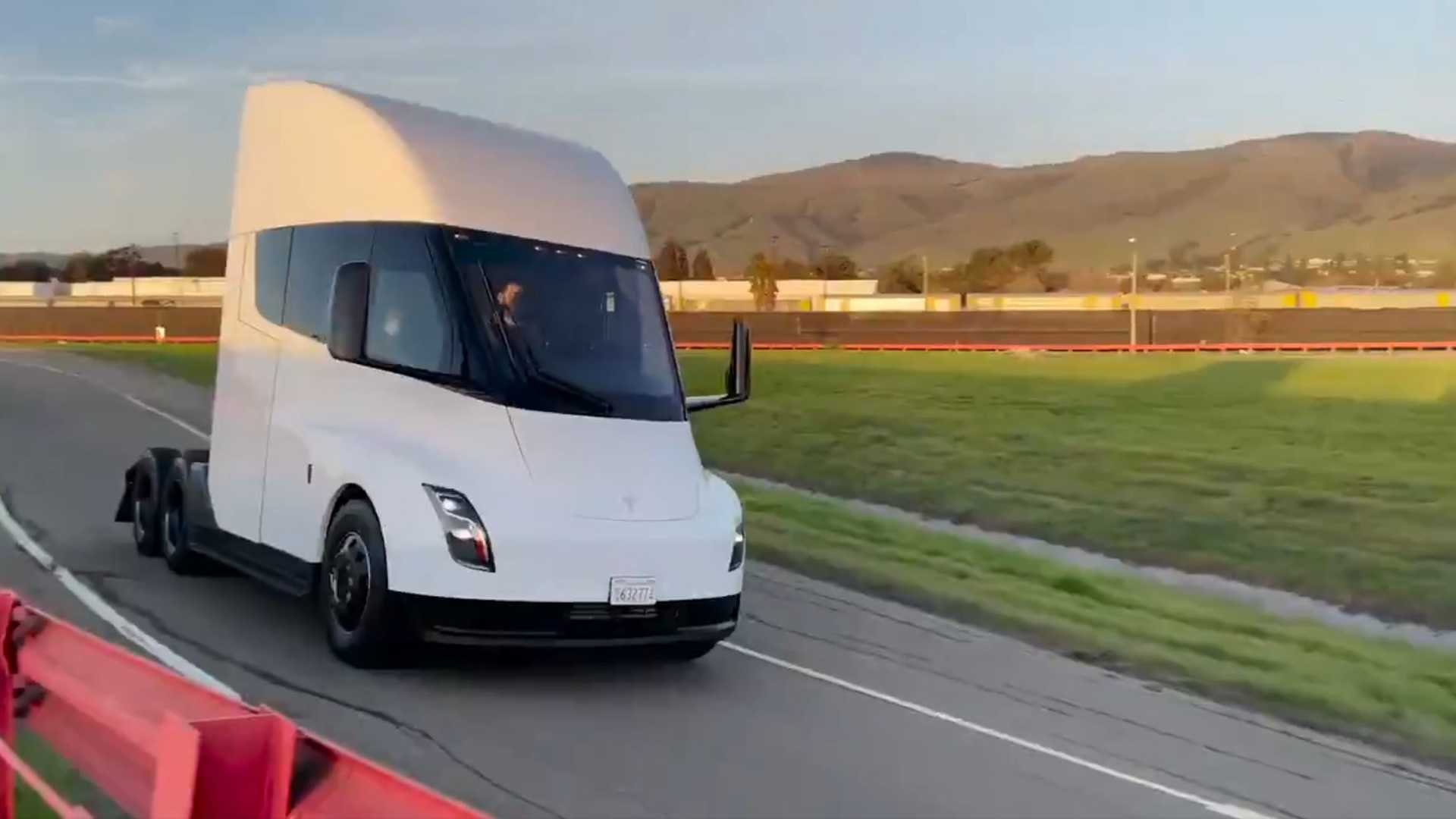 Ťahač Tesla Semi na testovacej trati (Foto: Twitter/Tesla)