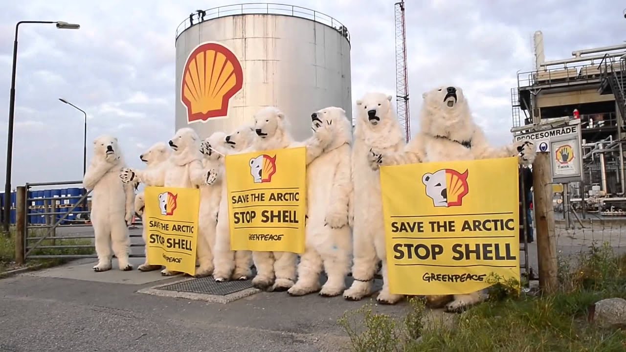 Protest členov Greenpeace pred rafinériou Shell (Foto: Greenpeace)