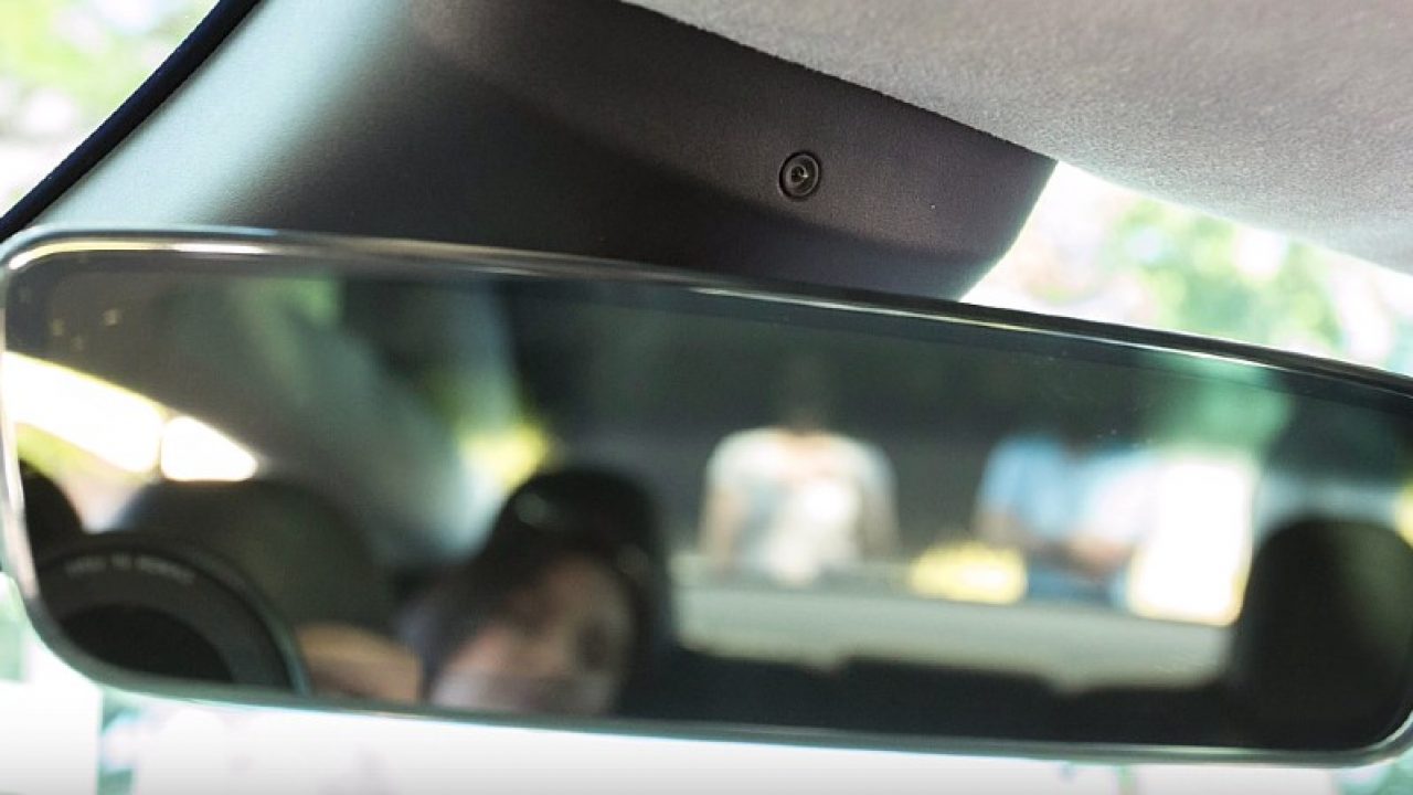 Interiérová kamera pre systém Tesla Autopilot je aktívna