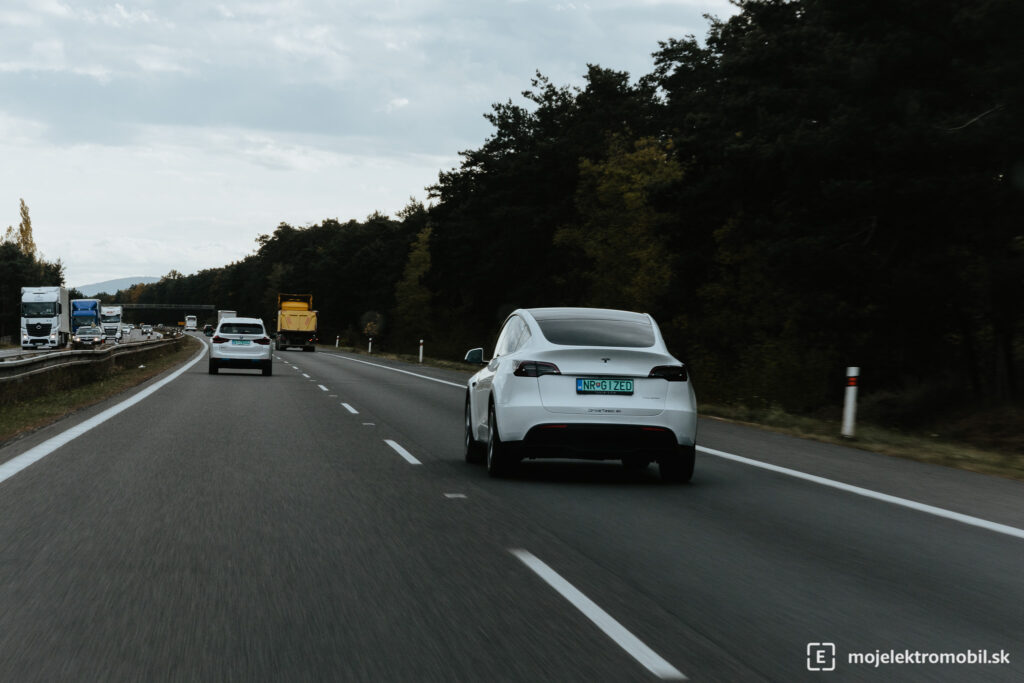 Model Y vs BMW iX3 TEST 130km/h