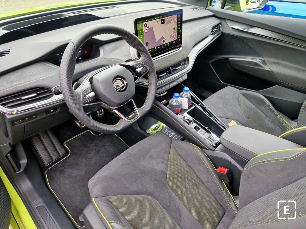 Interiér RS verzie prináša niekoľko detailov aj v interiéry: označenie RS na volante či prešívanie na palubnej doske a sedadlách | Foto: Michal Chabada