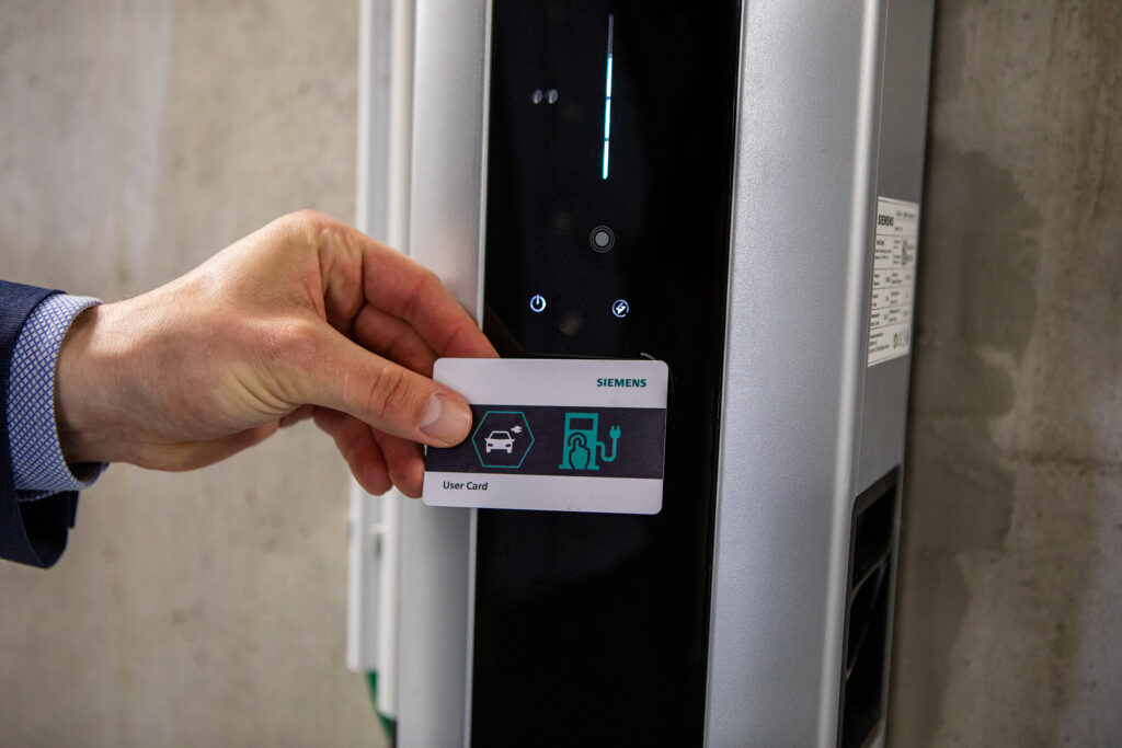 V rámci nabíajcích staníc Siemens je možnosť platby platobnou kartou 