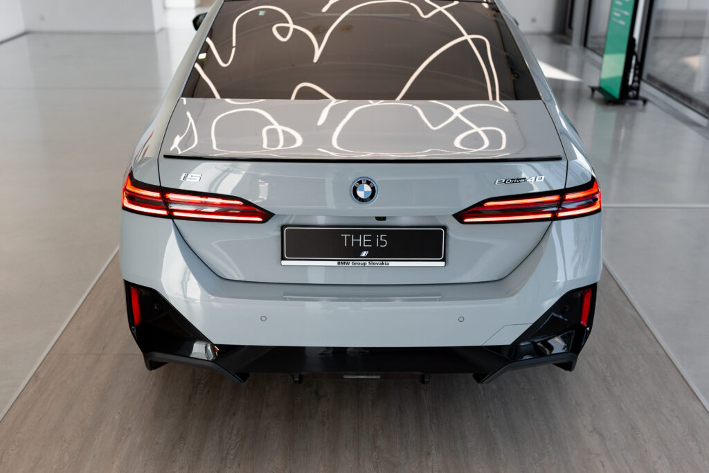 BMW i5 zozadu 