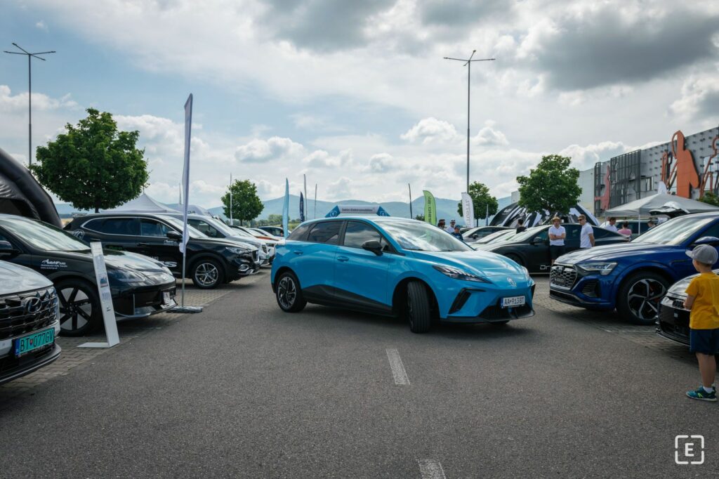 Salón Elektromobilov 2023 Trenčín: OC Laugaricio v zajatí elektromobility |  FOTOGALÉRIA