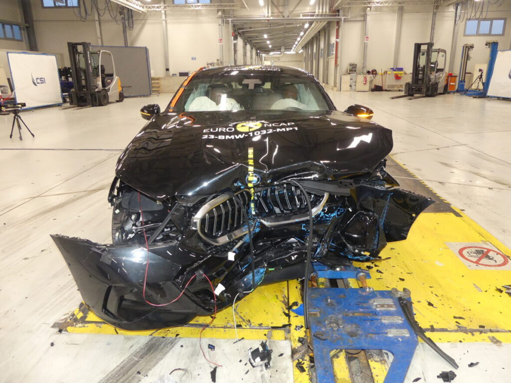 BMW i5 crash test