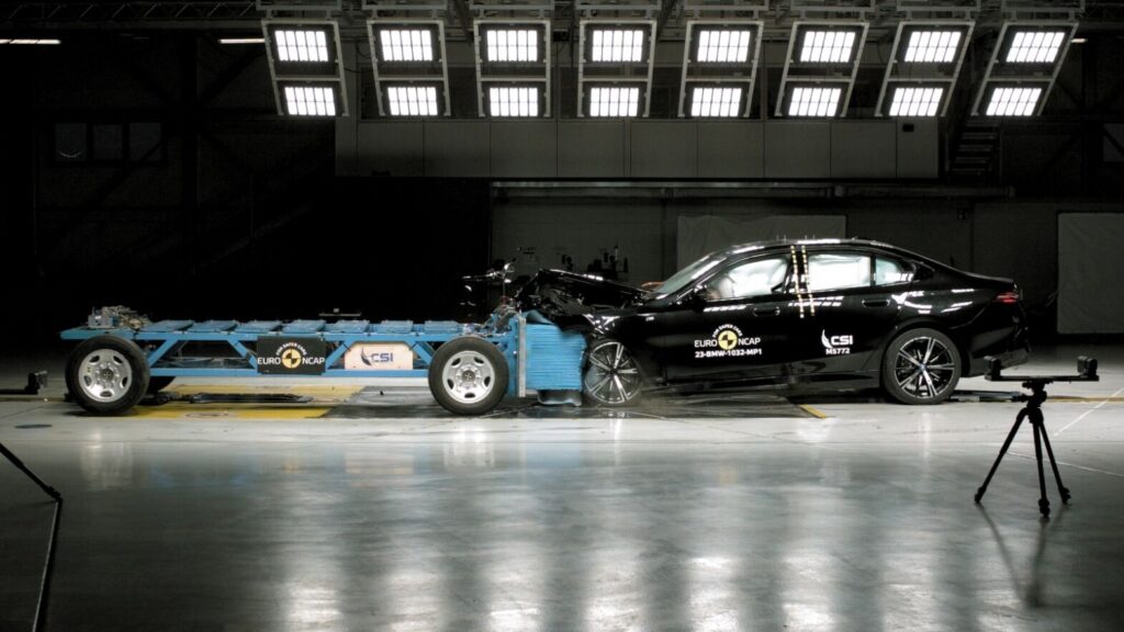 BMW i5 crash test