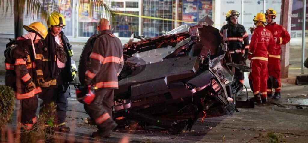 Tesla Cybertruck mala vážnu nehodu. Ostal z nej len oceľový vrak