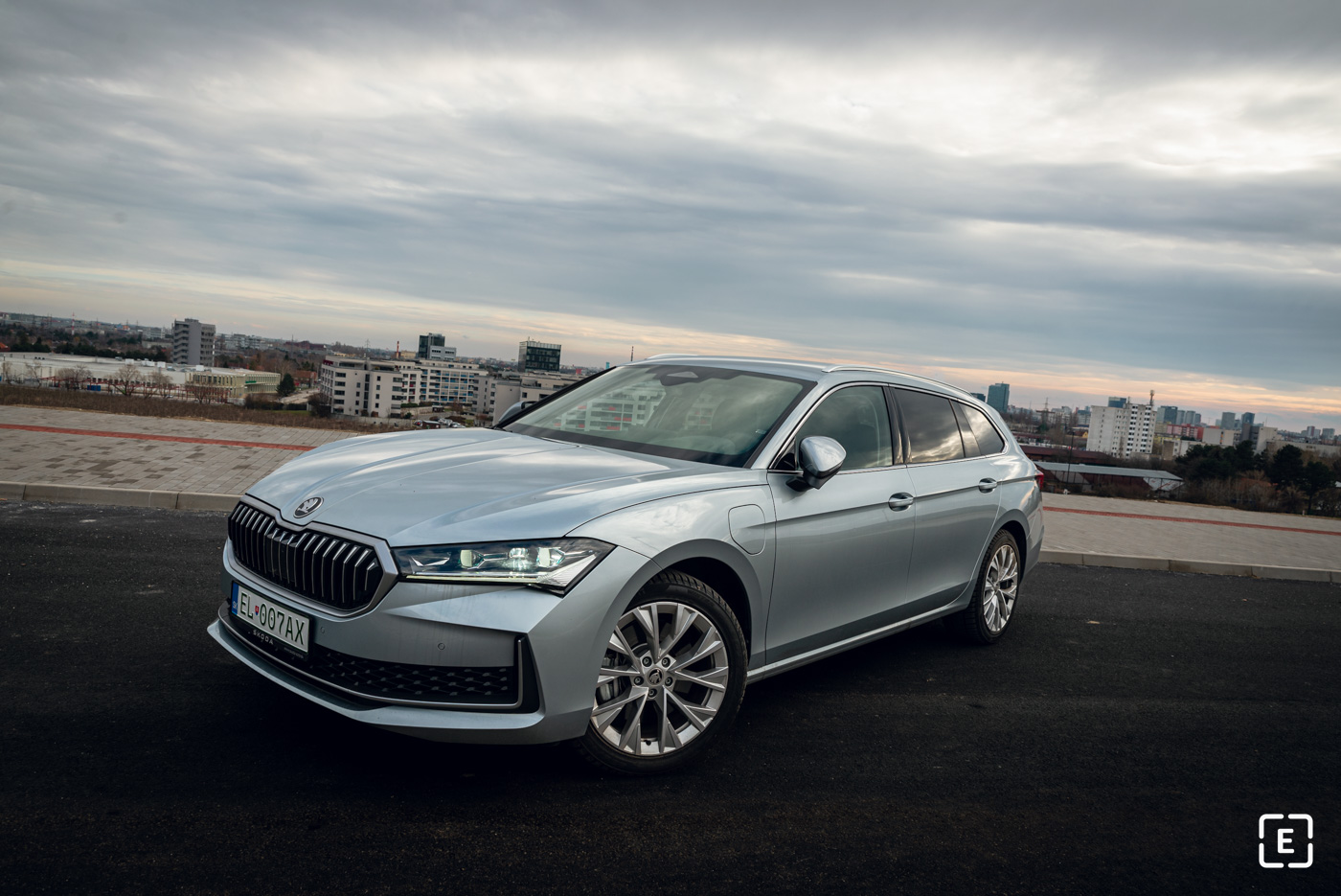 2025 Škoda Superb 4 plug- in hybrid combi test