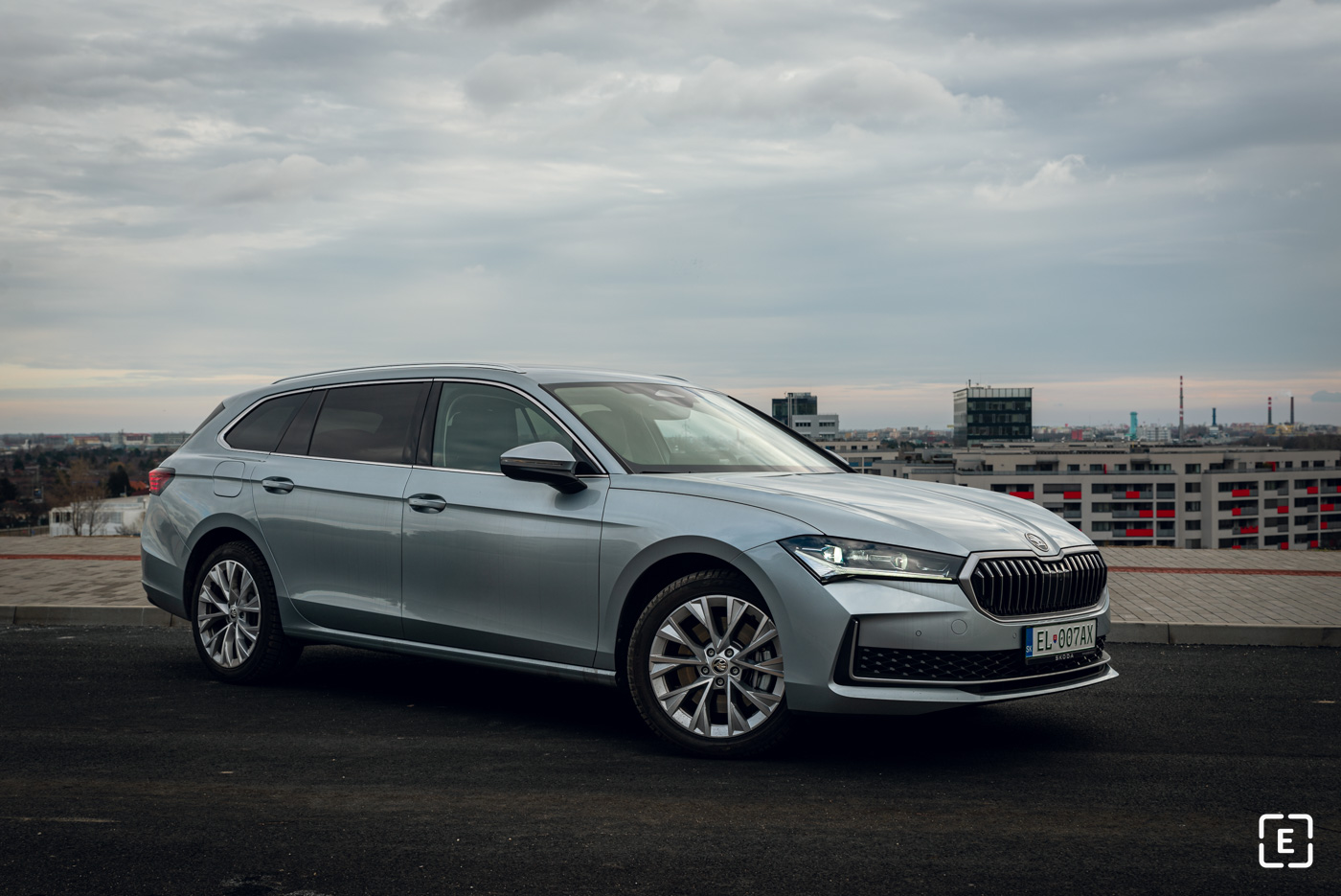 2025 Škoda Superb 4 plug- in hybrid combi test