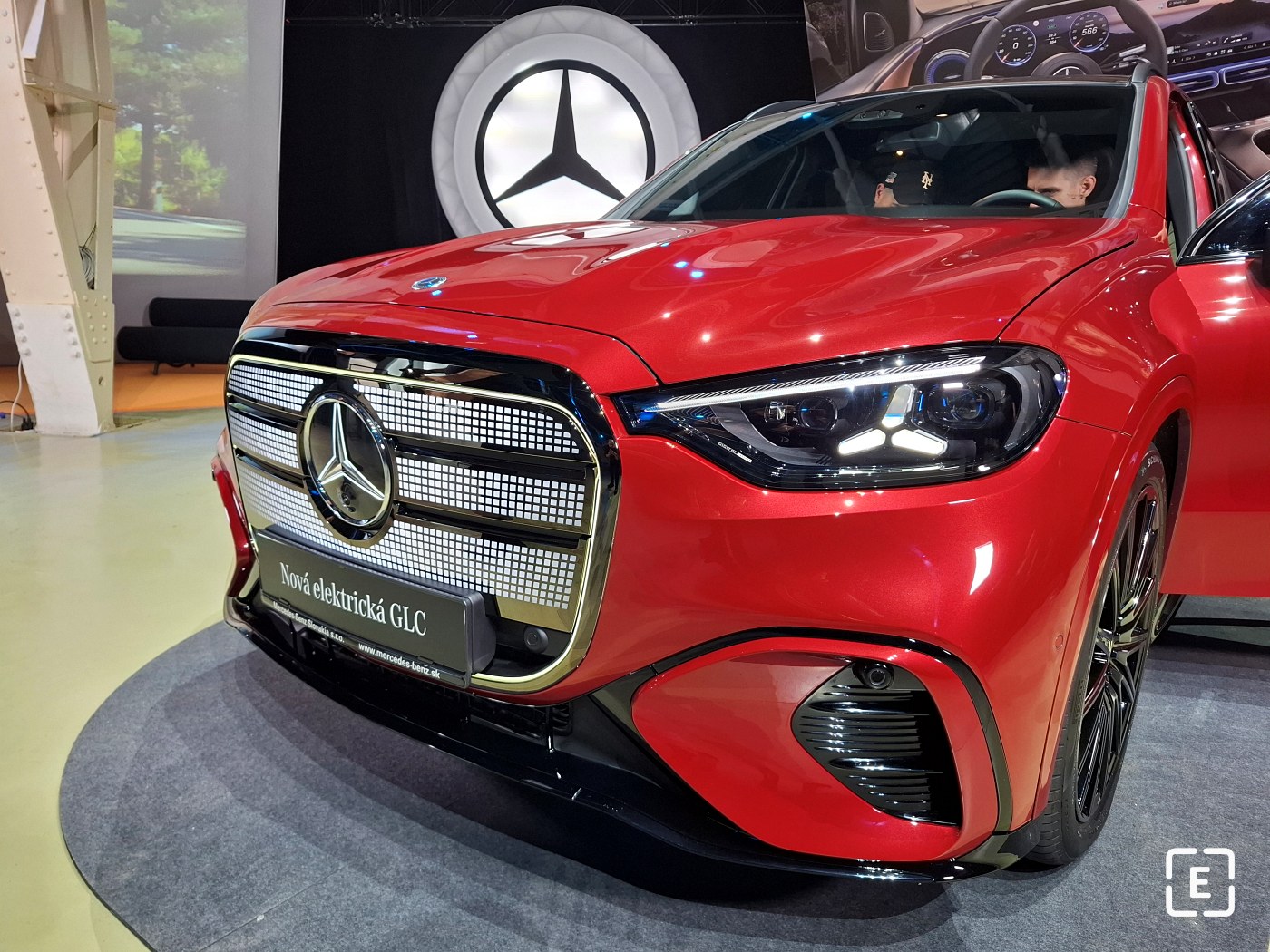 2026 Mercedes-Benz GLC EQ Podsvietená predná maska illuminated front grille