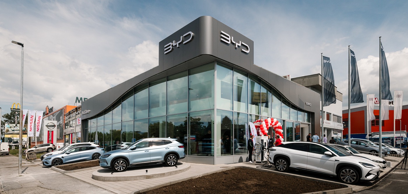Predajmi dorovnali Teslu, teraz otvárajú prvý showroom na Slovensku. Jazdili sme s prvými elektromobilmi BYD na SK