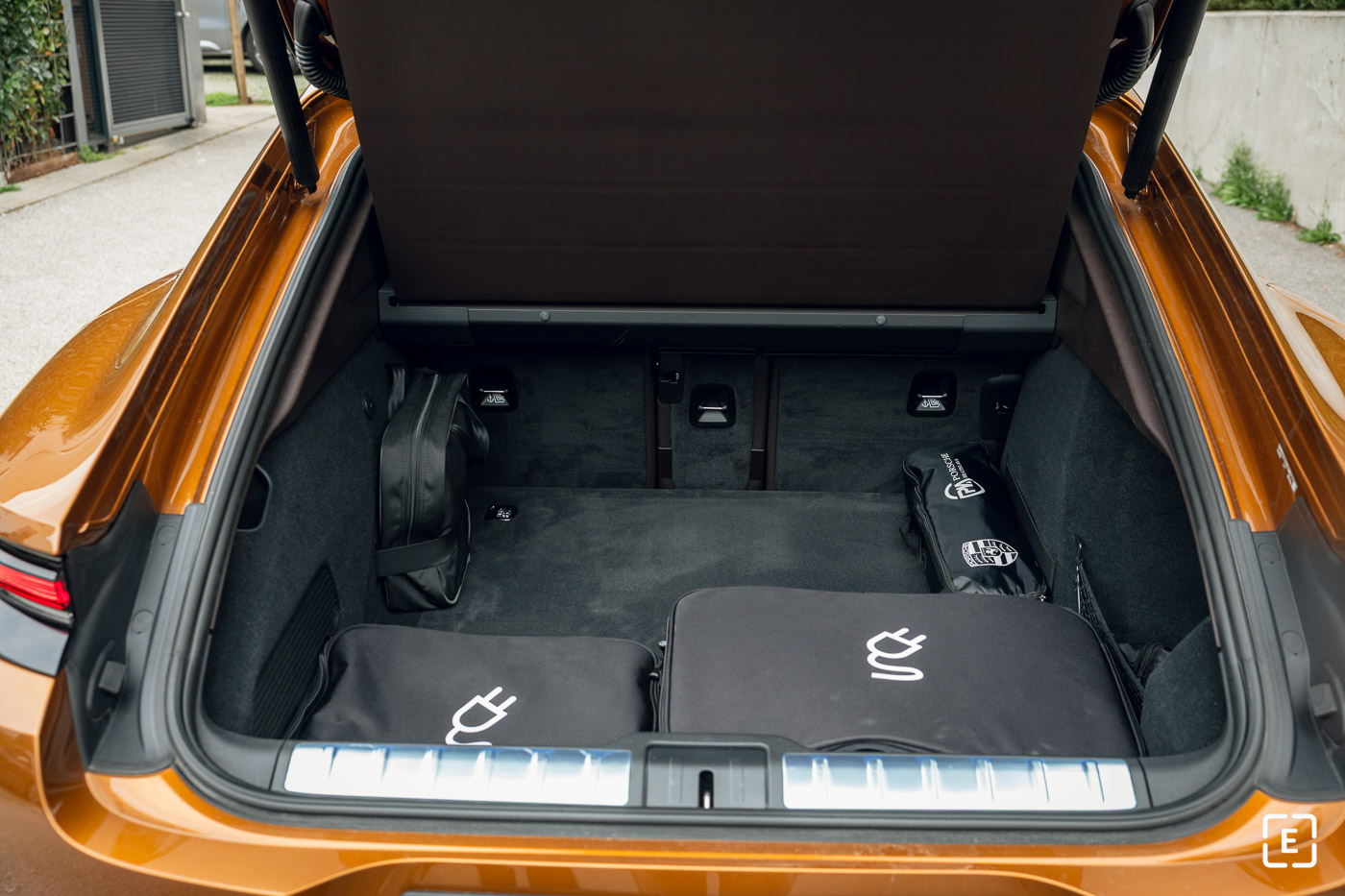 kufor Porsche Panamera E-Hybrid 2025 koferraum boot capacity