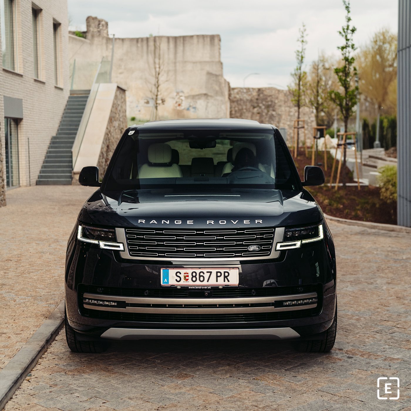 2022 front view Range Rover Mk4 L460