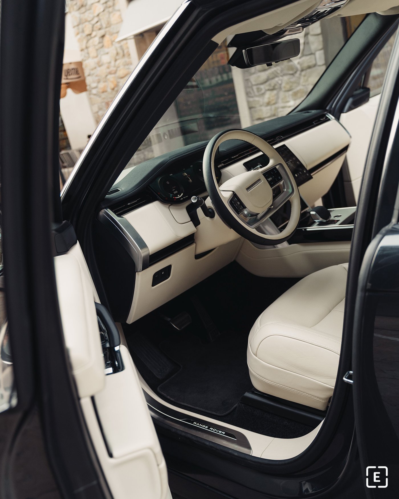 Interior Range Rover P550e PHEV 2024 test recenze