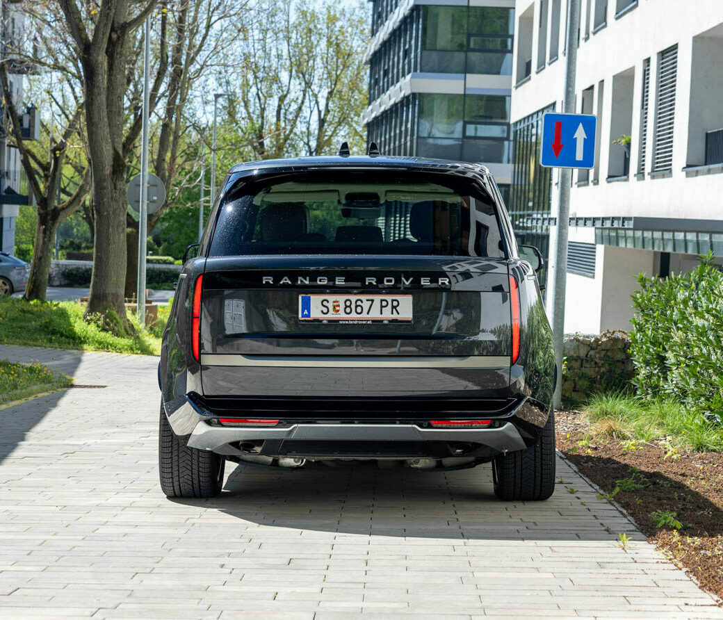2022 rear view Range Rover Mk4 L460