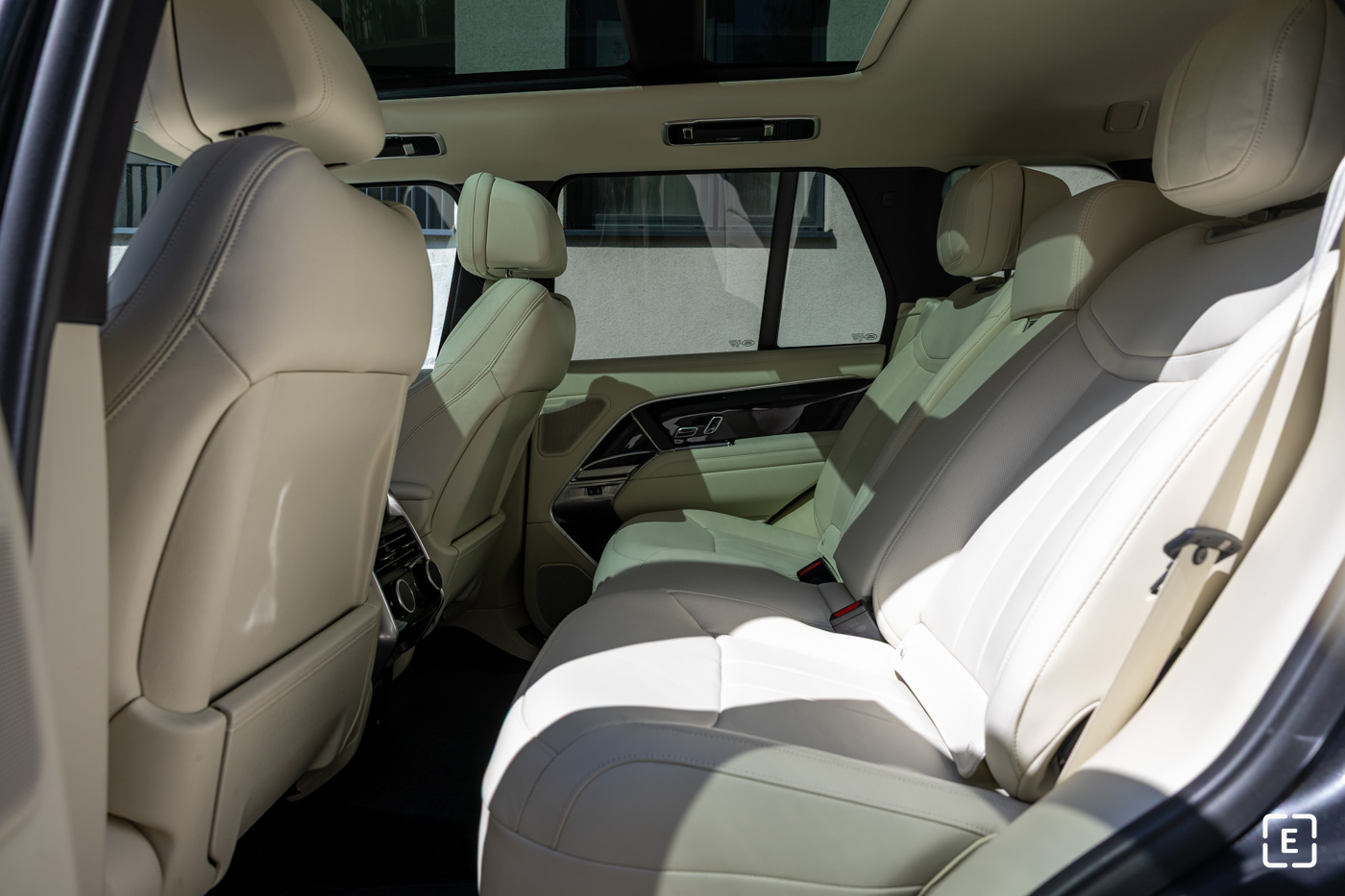 Interior test Range Rover P550e PHEV 2025 recenzia