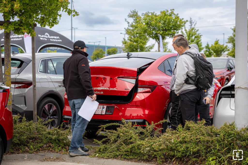 parkovanie elektormobilu