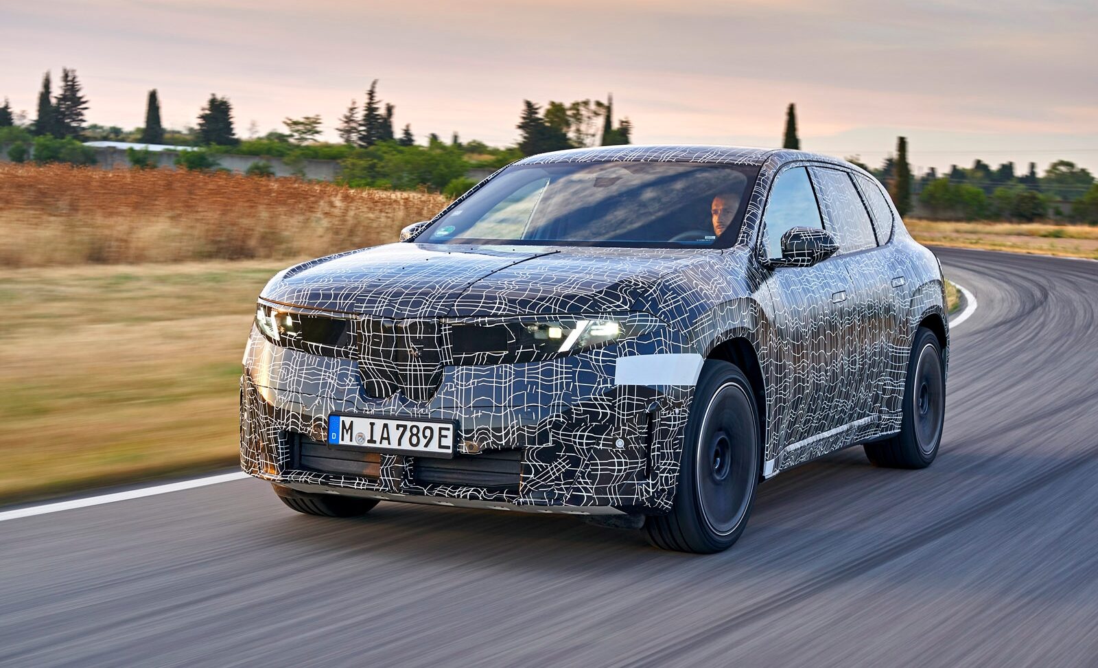Nabíjanie výkonom až 403 kW. Nové BMW iX3 oficiálne láme rekordy