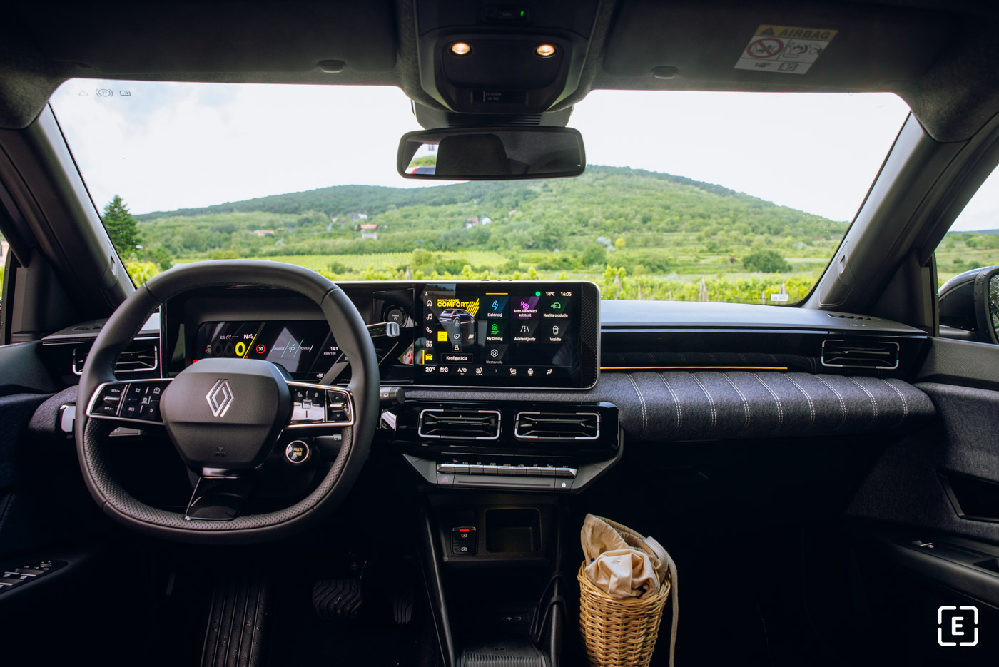 cockpit Renault 5 E-Tech 2025 steering wheel baguette holder drziak na bagetu palubni deska
