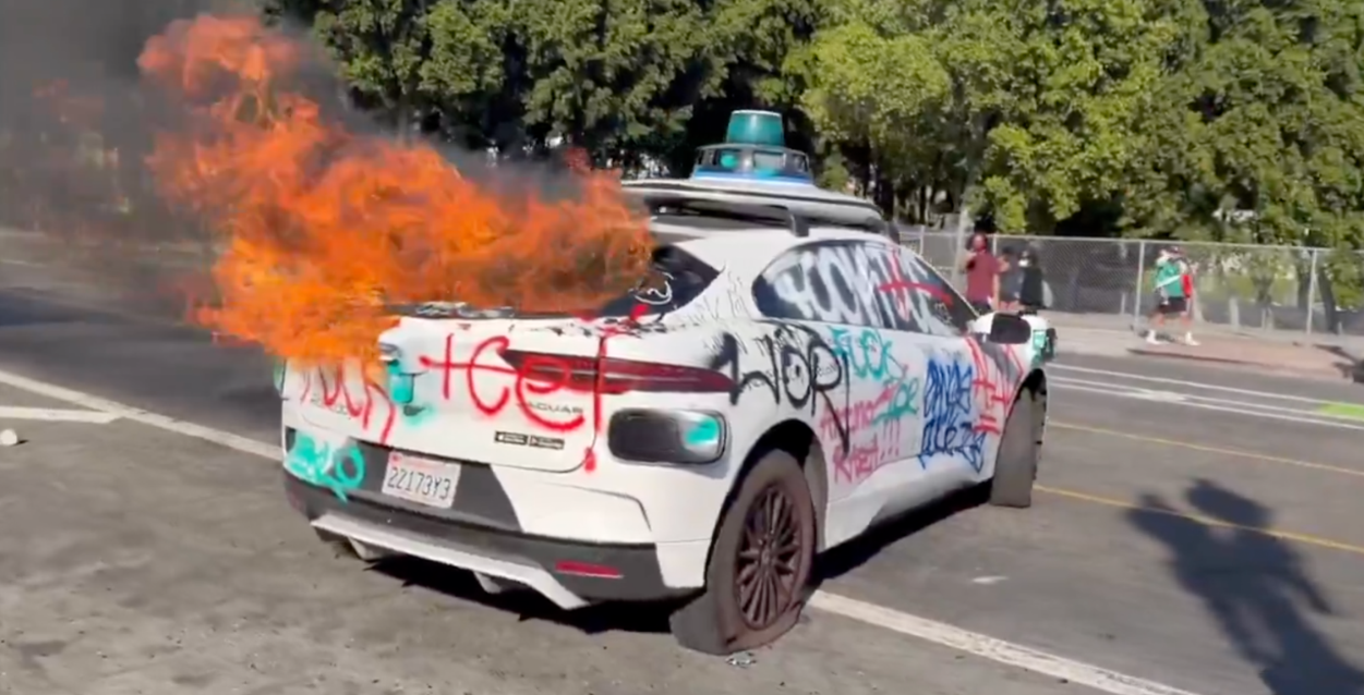 Waymo - zničené vozidlá pri demonštráciách