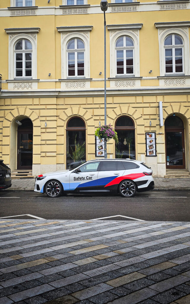 Štartovali sme z Bratislavy BMW i5 m60