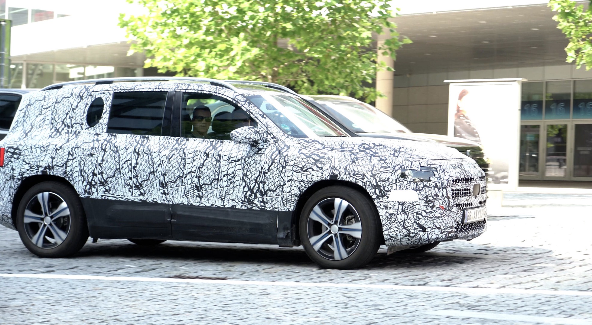 Mercedes EQB spy