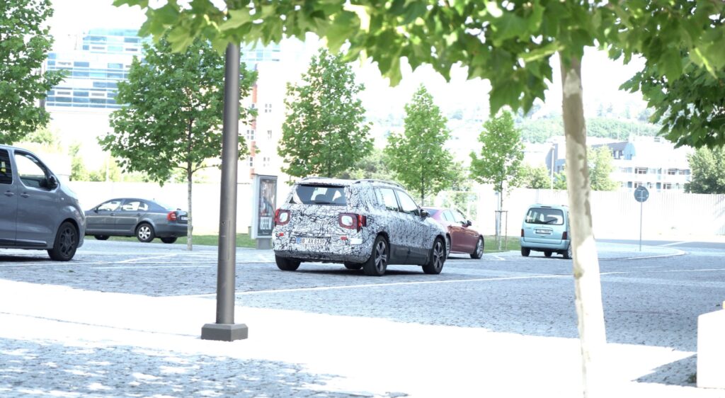 Mercedes EQB spy