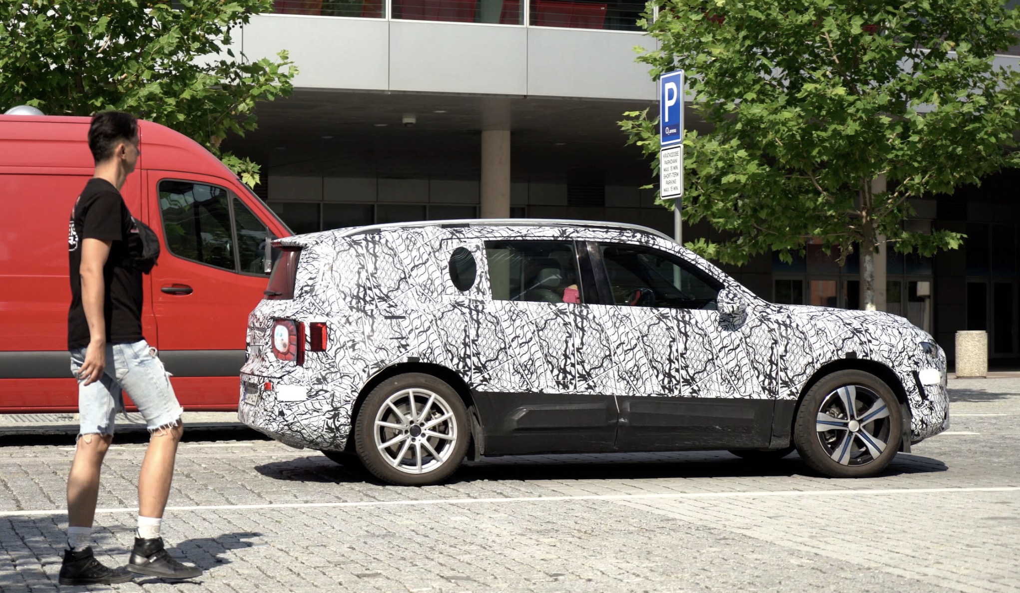 Mercedes EQB spy