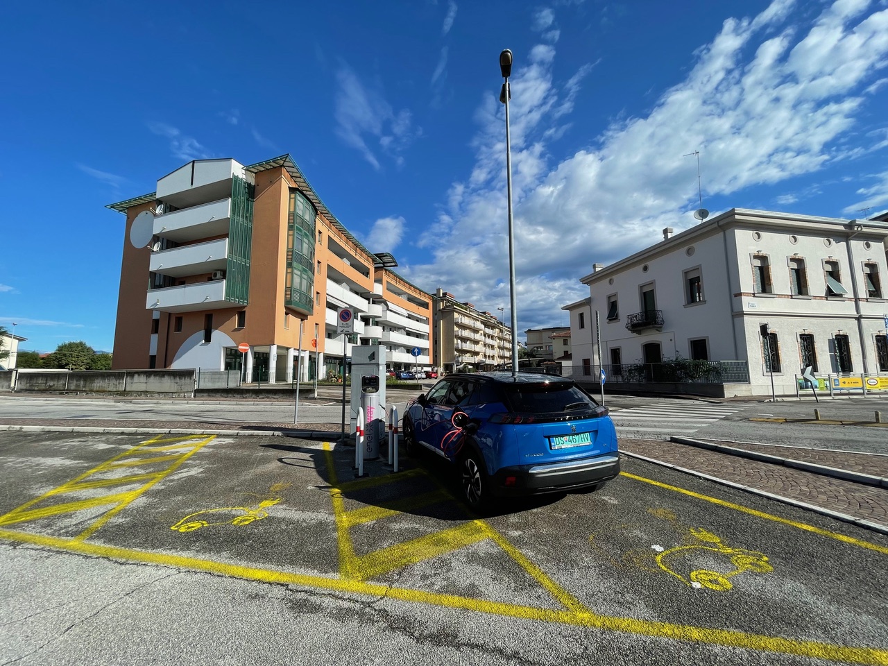 Nabíjanie elektromobilu Peugeot e-2008 v Taliansku
