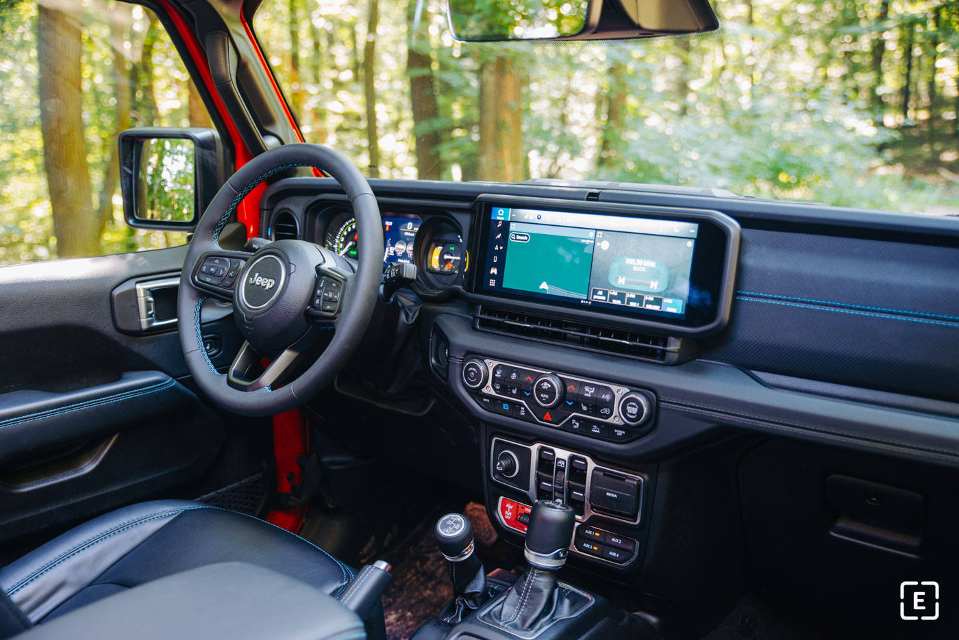 Kokpit Jeep Wrangler 4xe Rubicon 2025 interior test recenzia