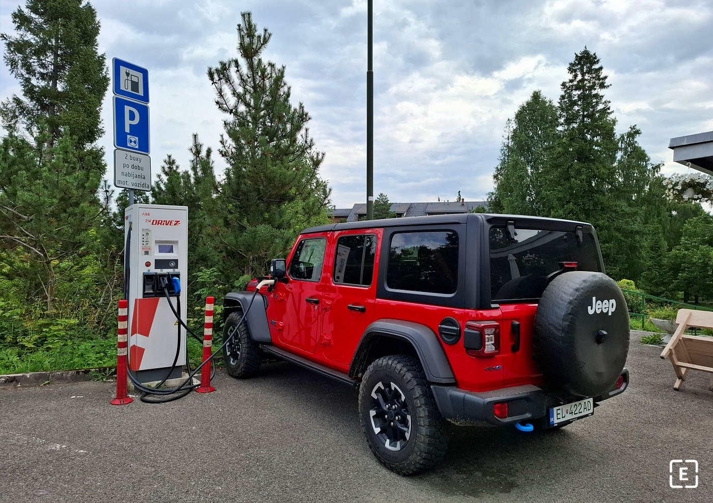 plugin hybrid Jeep Wrangler 4xe charging kw time cable type nabijeni