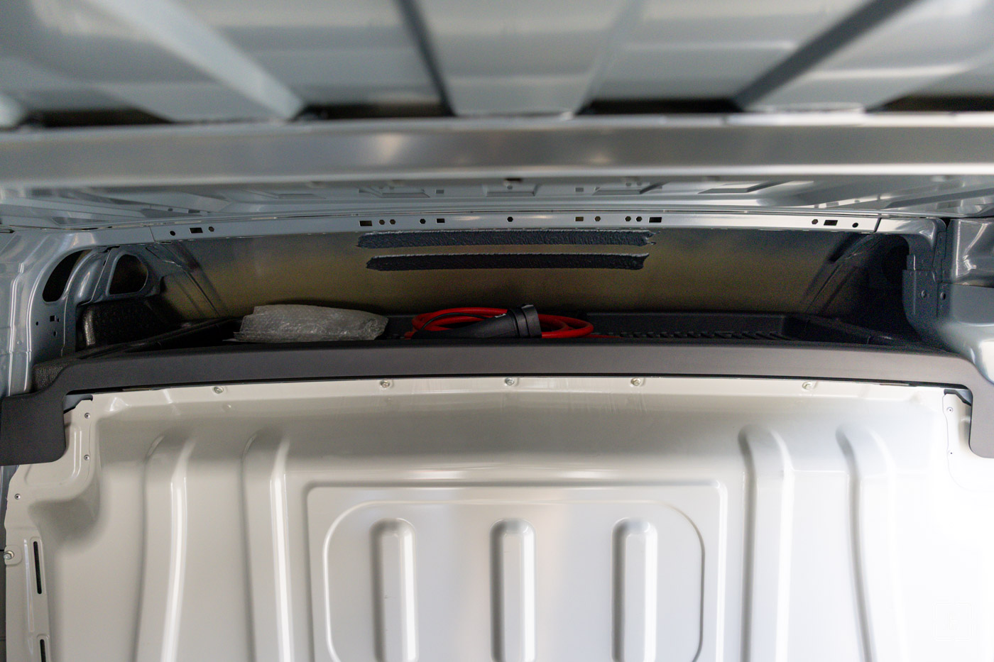 Odkladacia polica nad kabínou