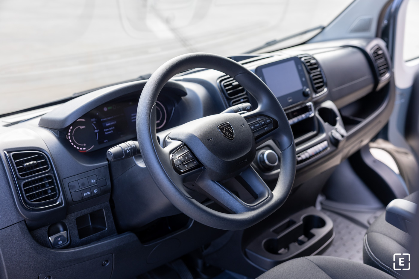 Kokpit Peugeot E-Boxer 2025 test steering wheel review interior photo
