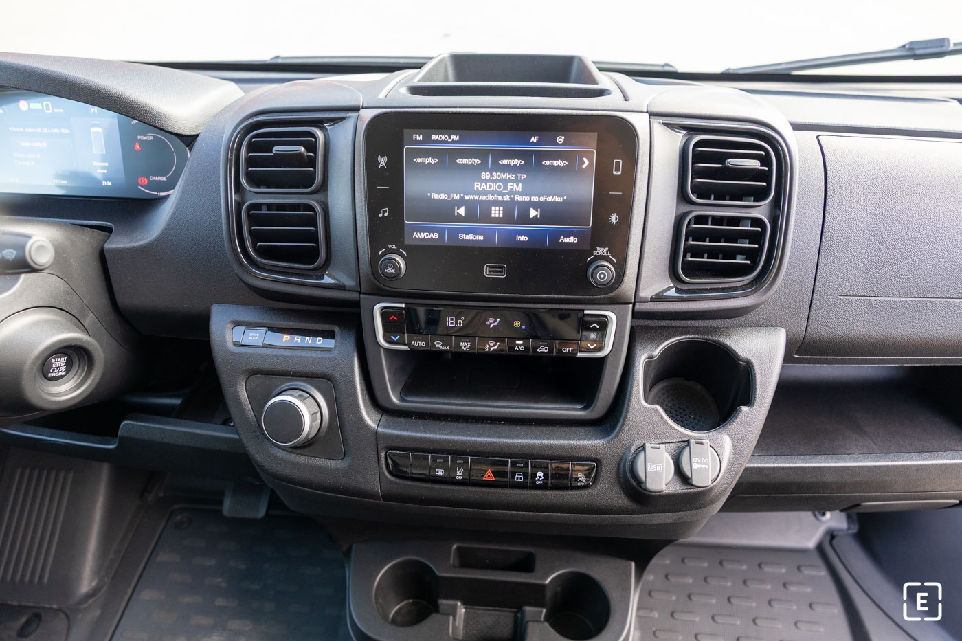 Test Peugeot E-Boxer 2025: Prístrojová doska a displej infotainment