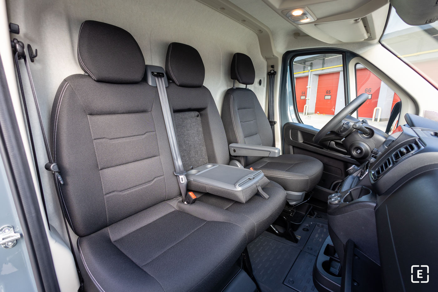 Test Peugeot E-Boxer 2025 Interiér front seats double